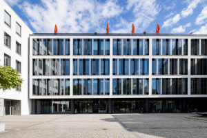 Modernes Bürogebäude am Prinzregentenplatz in München mit Glasfassade, Teil des CONREN Land Portfolios.
