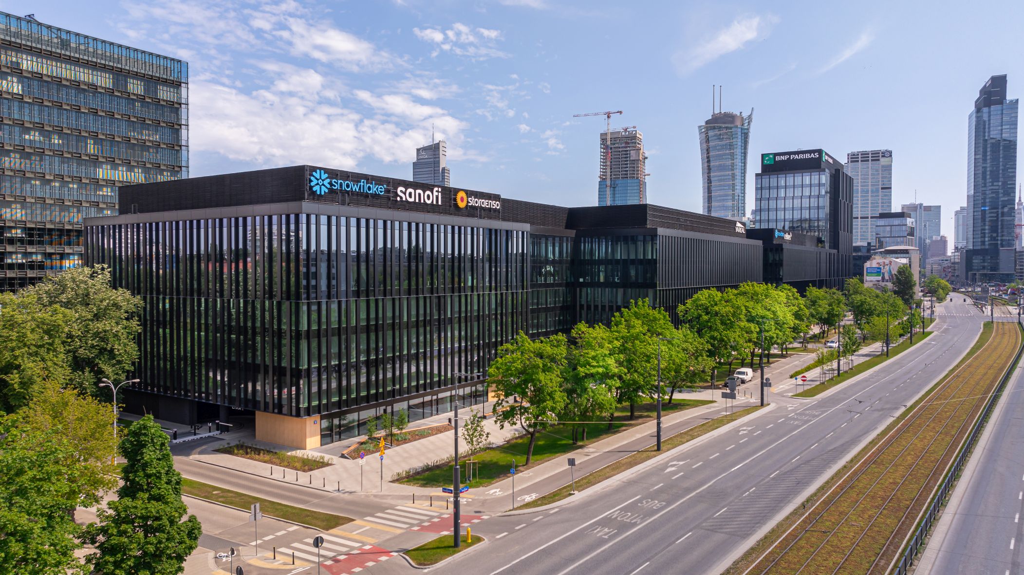 LIXA E Bürogebäude in Warschau mit Straßenansicht und Firmenlogos.