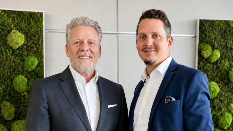 Peter Weinberger und Samuel Krivic, Geschäftsführer-Team der Immonow Services GmbH, stehend nebeneinander
