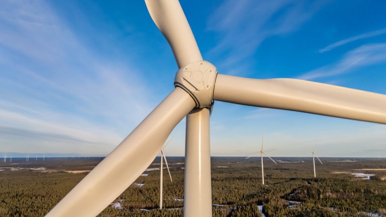 Nahaufnahme einer Windenergieanlage der Nordex Group vom Typ Delta4000 über einer bewaldeten Landschaft in den USA
