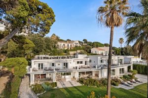 Exklusive Villa am Cap d’Antibes mit Panoramablick auf das Meer, umgeben von tropischer Vegetation.