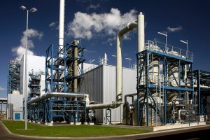 Gaskraftwerk unter blauem Himmel mit technischen Anlagen.