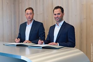 Dr. Thorsten Krenke und Frederic Wagner bei der Vertragsunterzeichnung für das On-site-PPA am Standort Andernach.