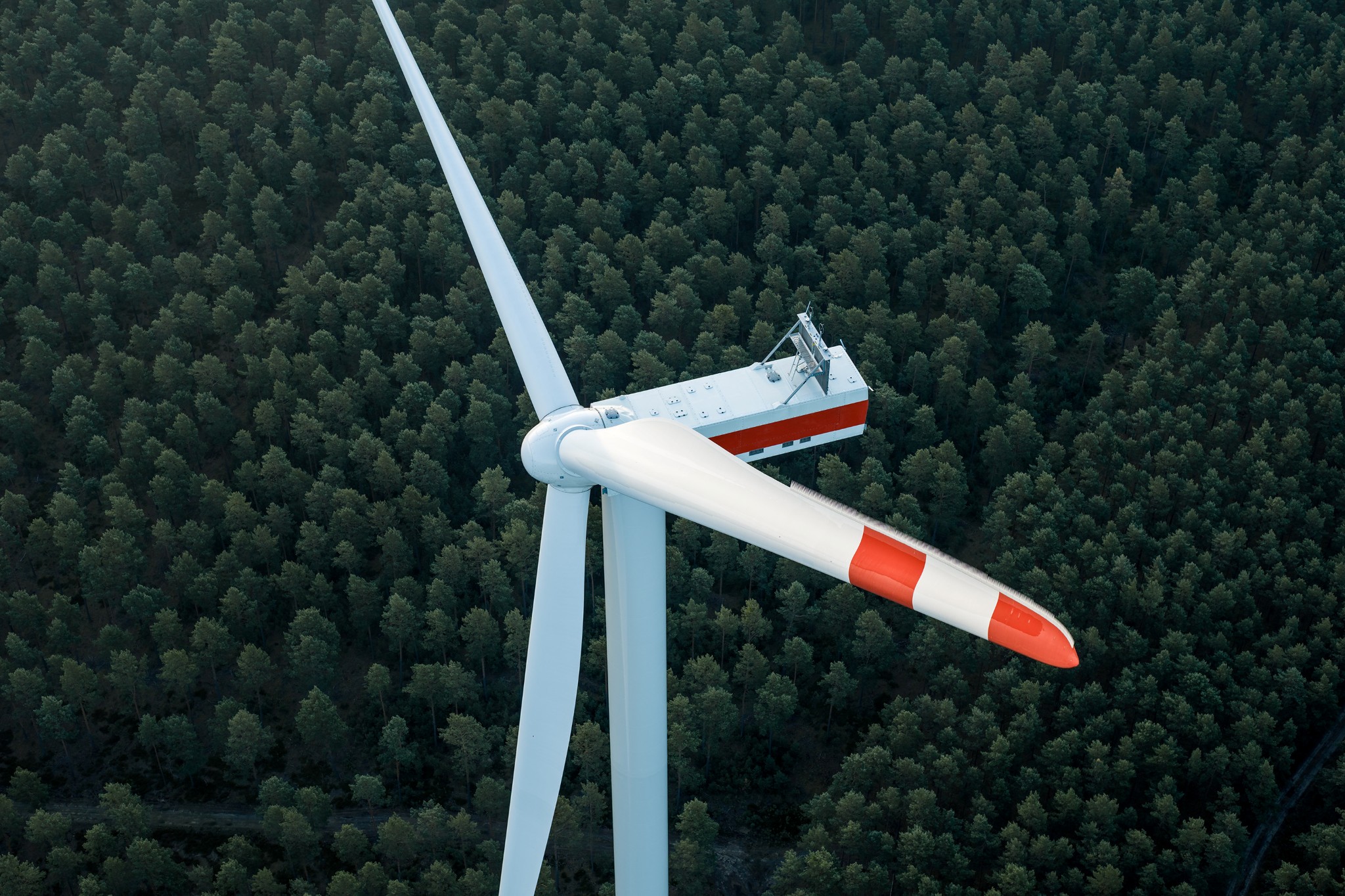 Windenergieanlage von Perigus Energy im Waldgebiet Rother Stein nahe Olpe.