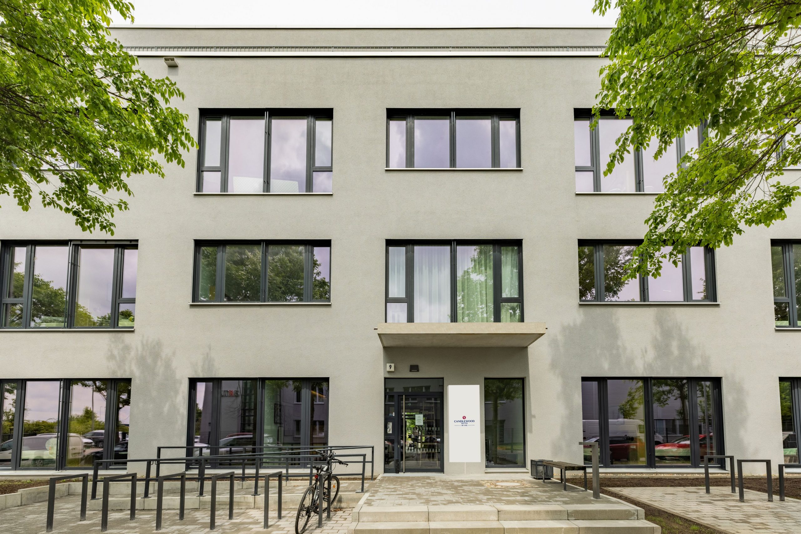 Fassade des Candlewood Suites Berlin Airport im Mizar Gate Office am Flughafen BER. Bildquelle: NOVUM Hospitality
