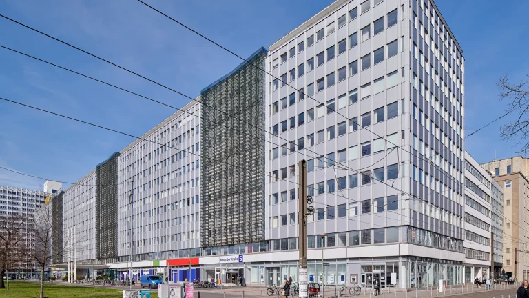 Das Alex One am Alexanderplatz im Zentrum von Berlin; Copyright: Aroundtown