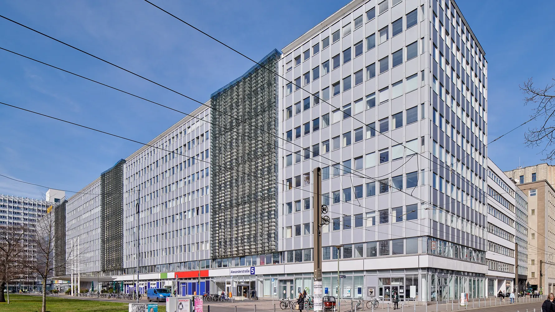 Das Alex One am Alexanderplatz im Zentrum von Berlin; Copyright: Aroundtown