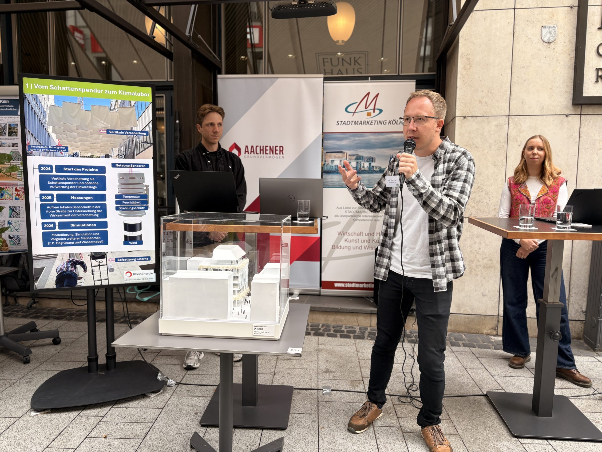 Vorstellung der Forschungsergebnisse durch Raymond Wollenberg, Nils Eingrüber, Lauren Gülker (v.l.) Quelle: Aachener Grundvermögen