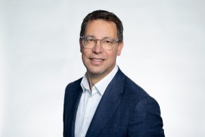 Florian Winkle, Co-CEO von Manova Partners, Portraitfoto