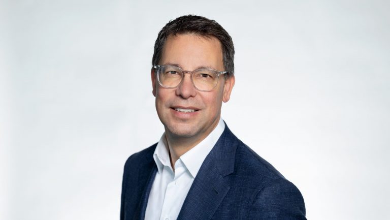 Florian Winkle, Co-CEO von Manova Partners, Portraitfoto