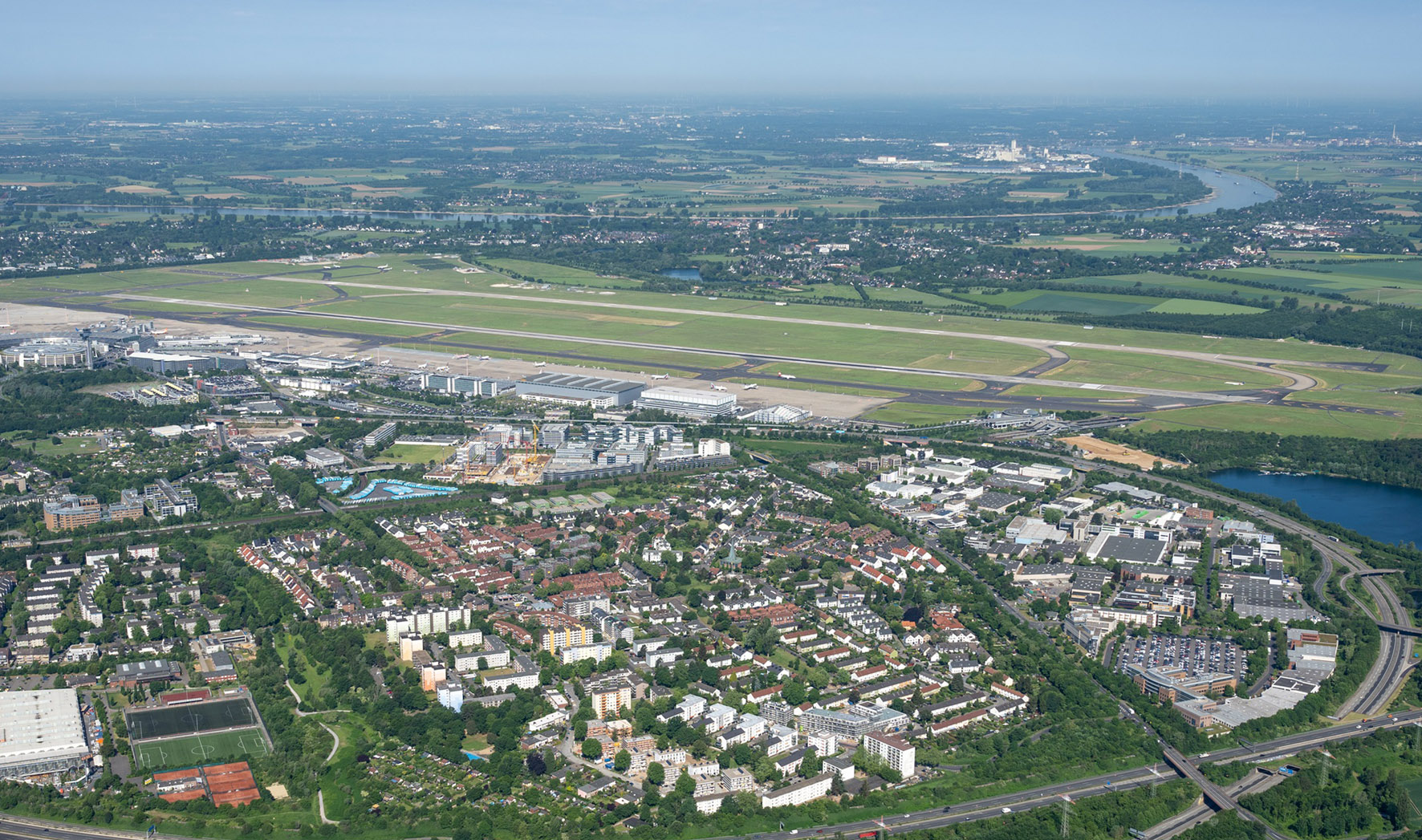 Luftbildaufnahme von Düsseldorf mit Flughafen und Stadtteil Lichtenbroich