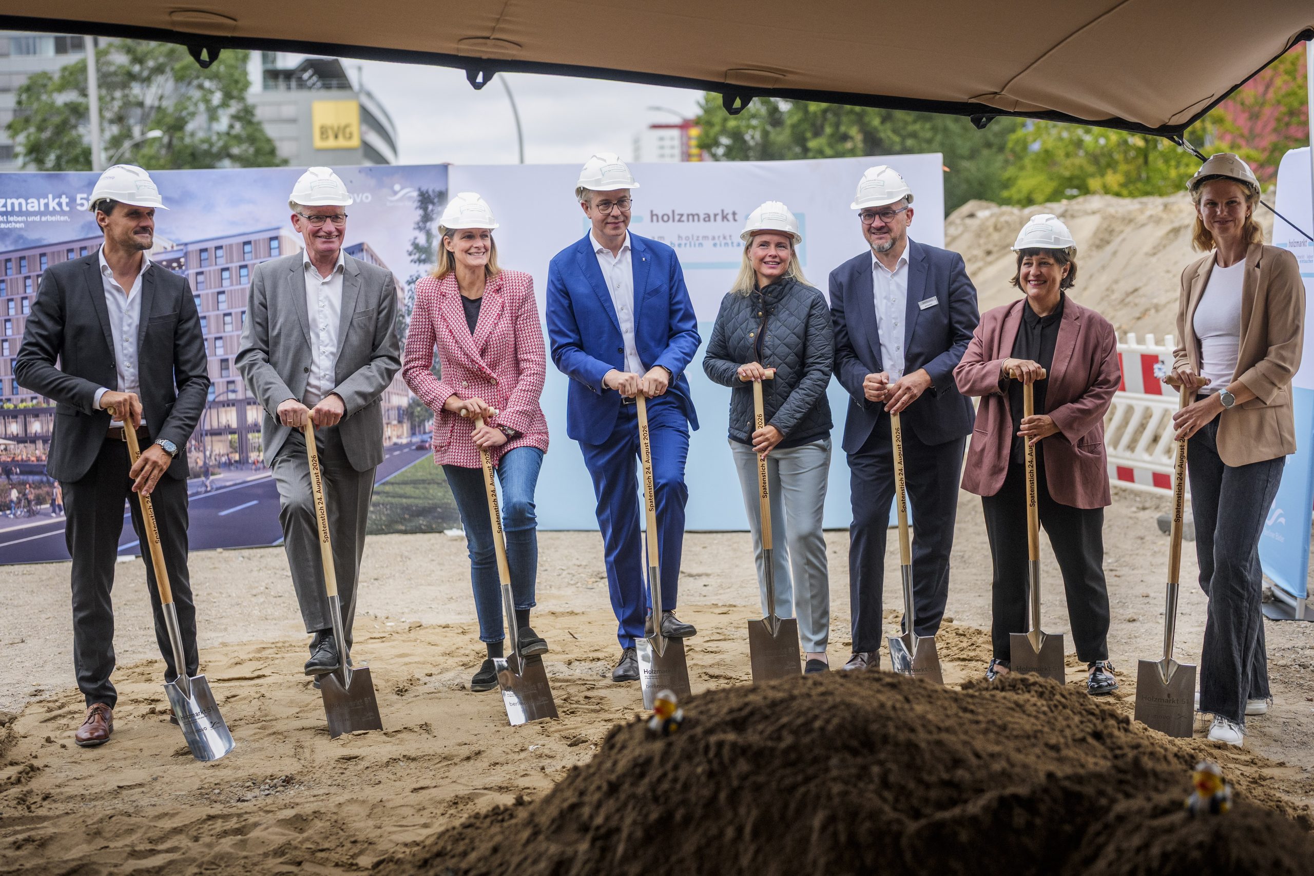 Gruppenfoto beim Ersten Spatenstich für das Quartier Holzmarkt 51 in Berlin-Friedrichshain mit Beteiligten aus Politik und Unternehmen.