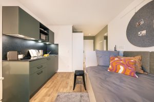 Vollmöbliertes Single Apartment der neuen Wohnkategorie THE FIZZ Plus mit moderner Kücheneinrichtung.