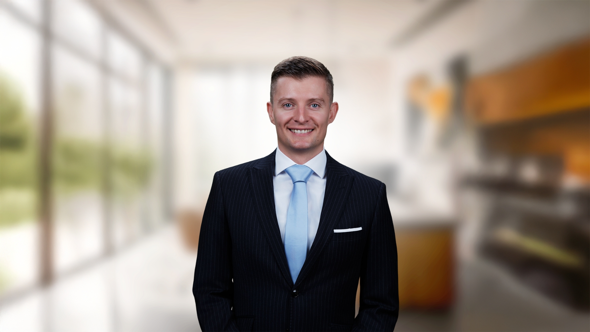 Porträt von Leiv Pfizenmaier, Director Investment Capital Markets bei Savills am Berliner Standort.