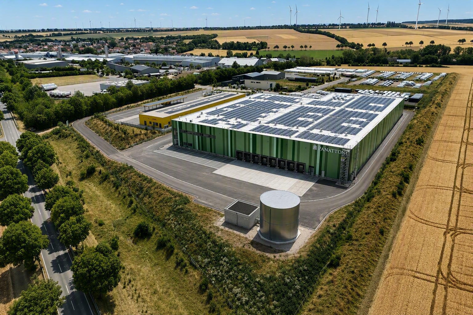 Luftaufnahme des Panattoni Park Mainz Süd mit großflächiger Photovoltaikanlage auf dem Dach.