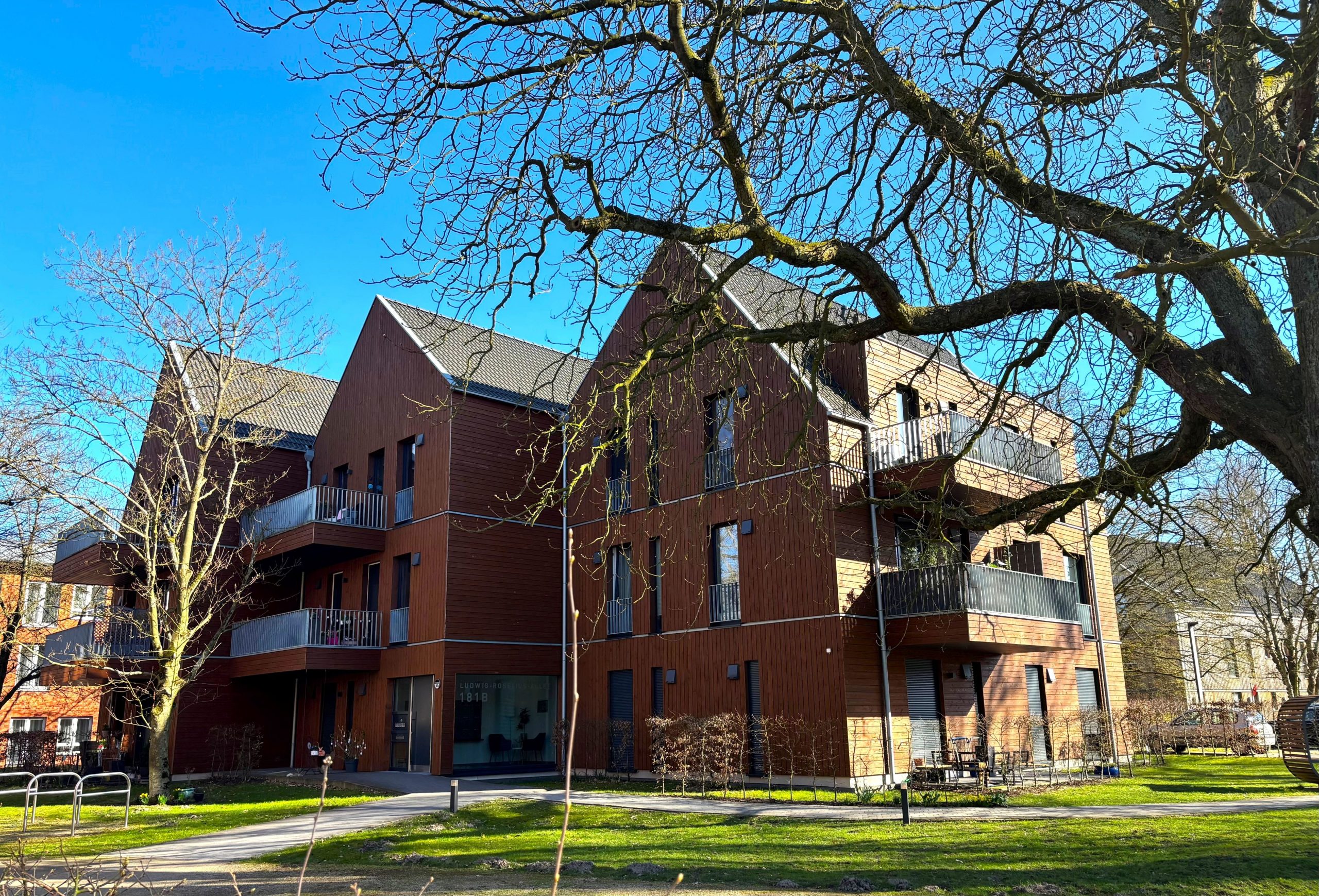 Dreigeschossiger Holzbau ‚Kastanienhof‘ mit Balkonen in Bremen, Teil des Quartiers Ellener Hof.