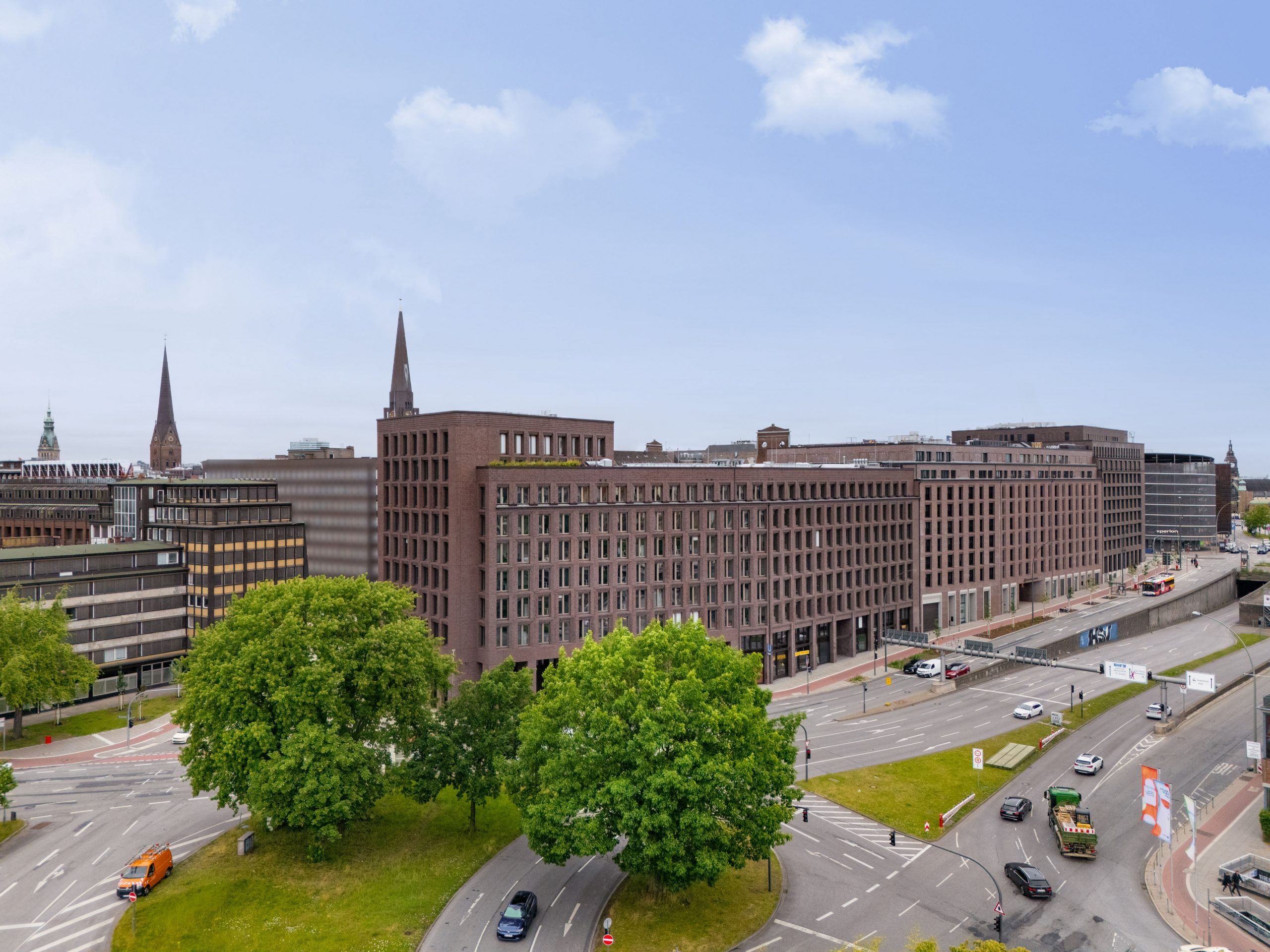 Außenansicht des Bürogebäudes von Maersk Deutschland in Hamburg