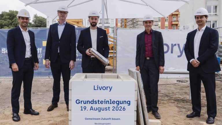 Gruppenbild von Projektbeteiligten bei der Grundsteinlegung des Livory Neubauprojekts in Berlin-Pankow am 19. August 2026.