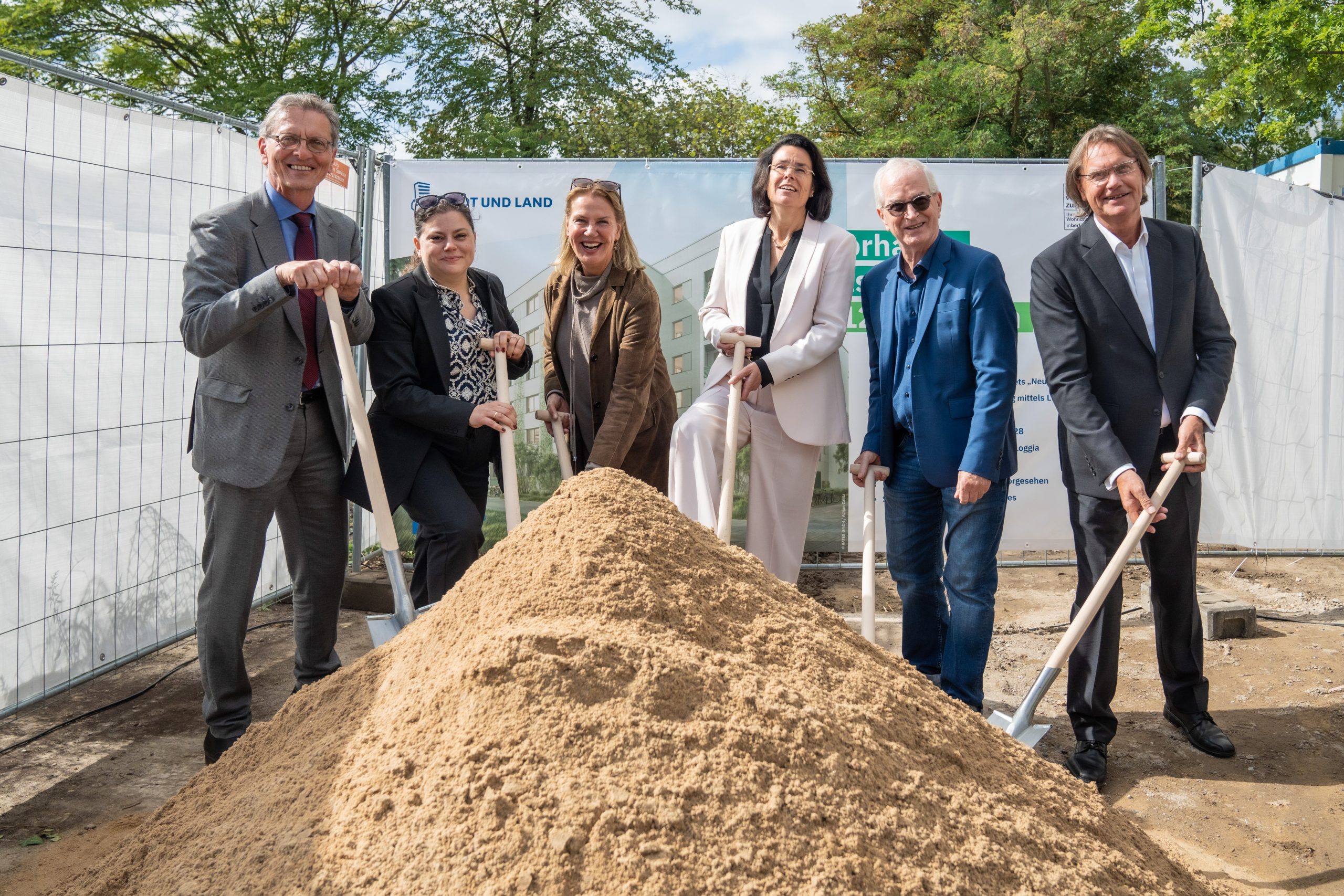 Gruppenbild von sechs Personen beim Spatenstich für das Wohnungsbauprojekt in der Götzstraße, Berlin Tempelhof.