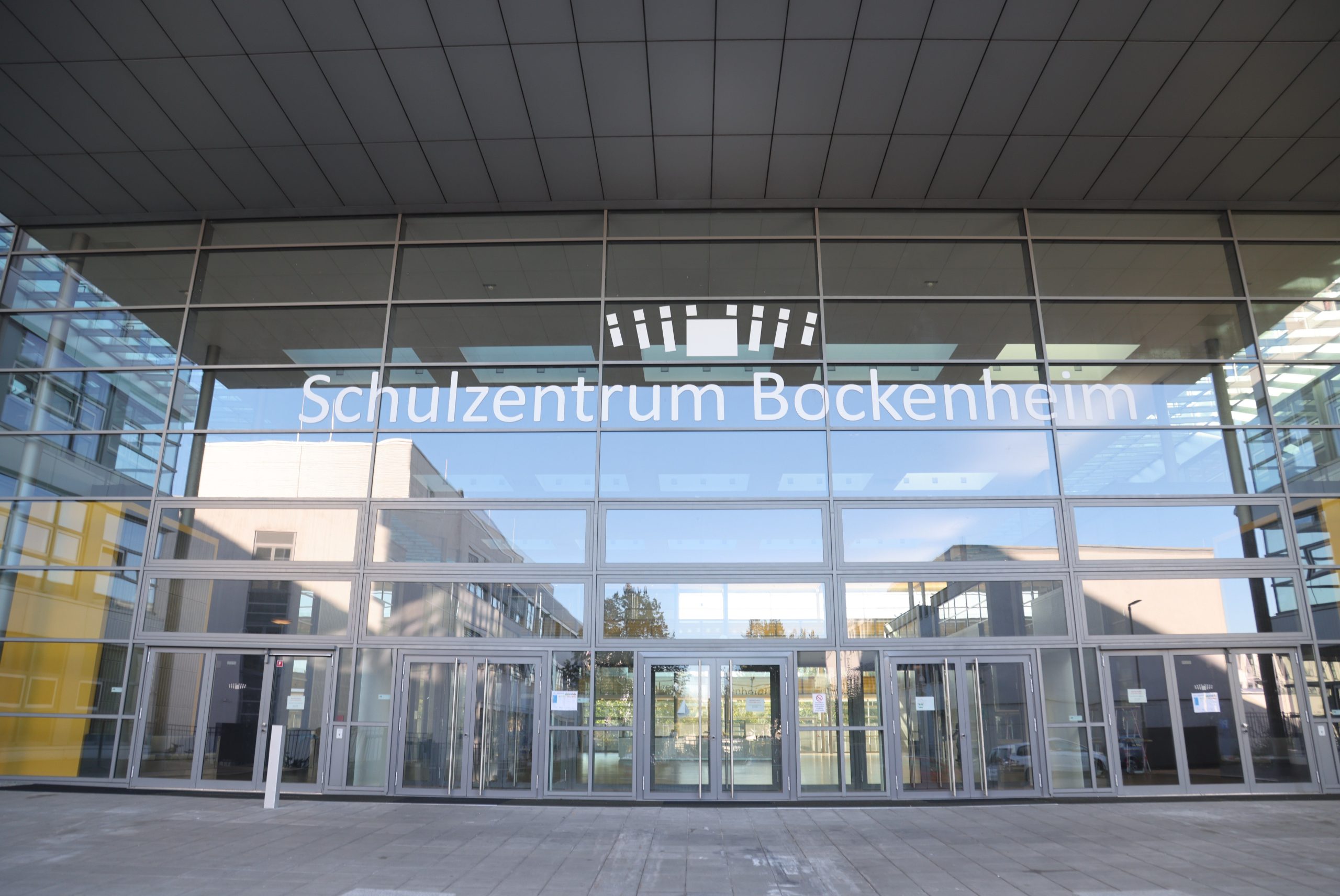 Eingang des Schulzentrums Bockenheim mit moderner Glasfassade in Frankfurt.