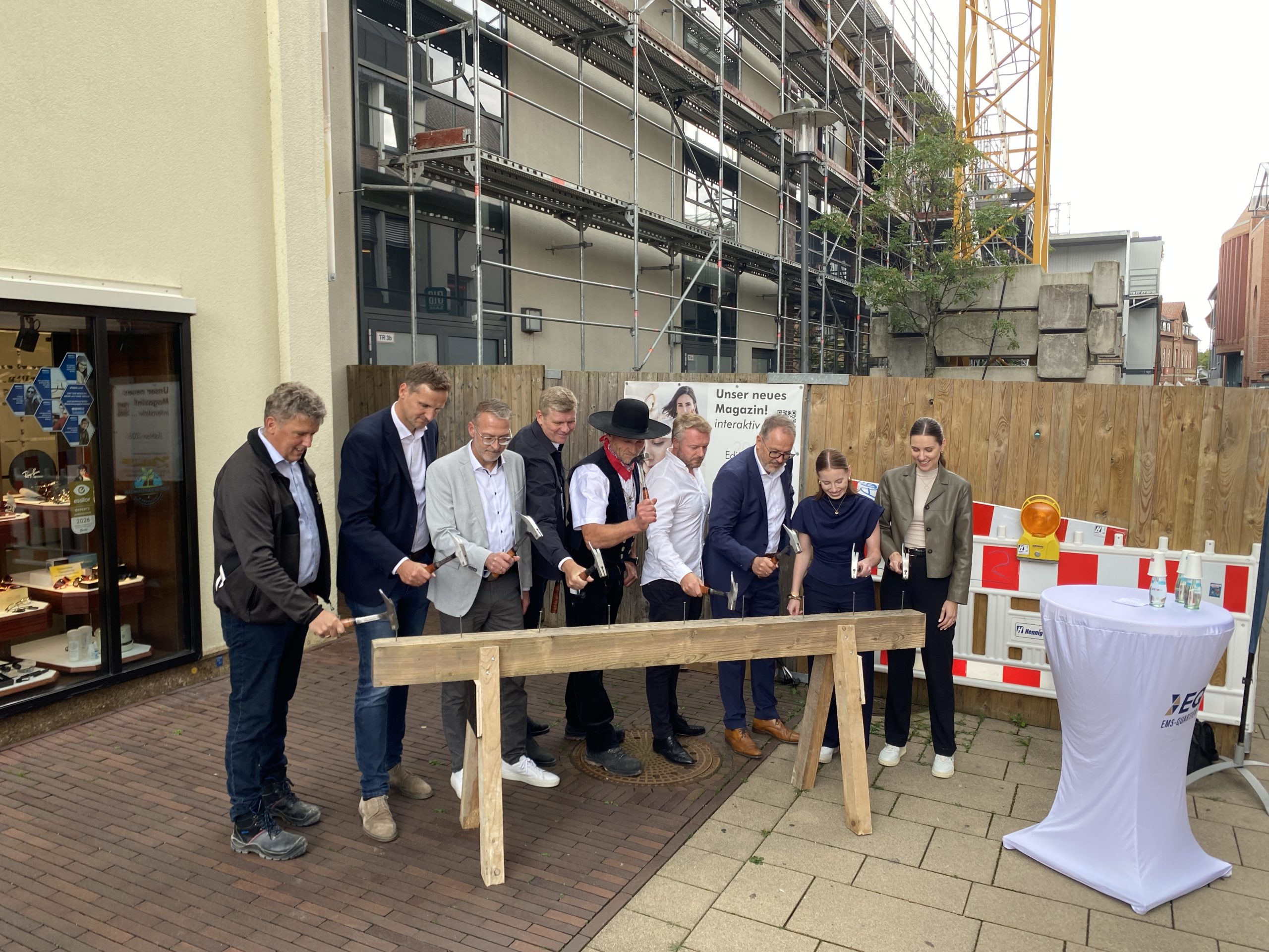 symbolische Richtfest-Zeremonie für das Ems-Quartier Meppen, v.l.n.r.: Vertreter vom Generalunternehmen MBN, Planungsbüro Chapman Taylor, der städtischen Bauverwaltung, Bürgermeister Helmut Knurbei (3.v.r.), Projektleitung Lindhorst Gruppe, ein Projekt der Lindhorst Gruppe. Bildquelle: Christoph Wilhelm