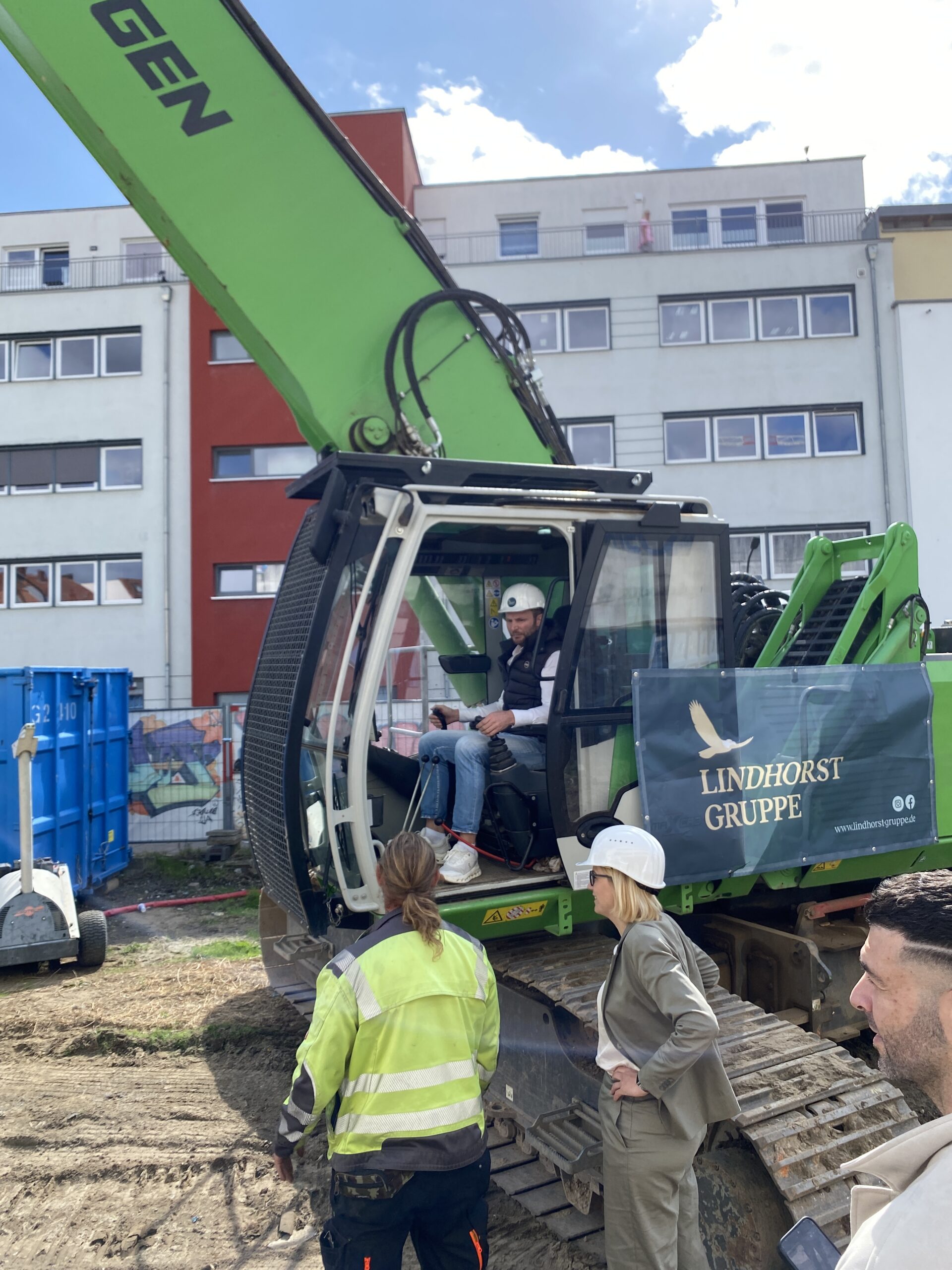 Alexander Lindhorst beim ersten Abbruch-Biss mit Oberbürgermeisterin Katharina Pötter, Johannis Höfe – Quartier am Neumarkt Osnabrück, Niedersachsen. Bildquelle: Christoph Wilhelm