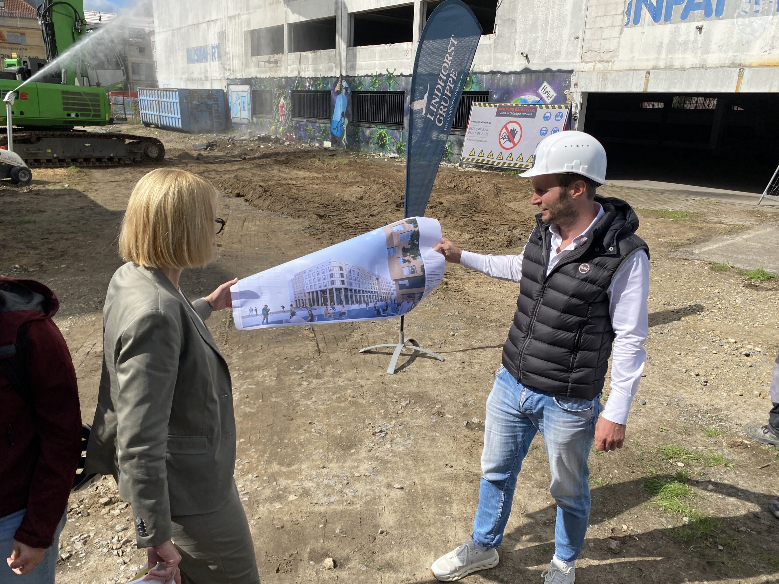 Oberbürgermeisterin Katharina Pötter und Alexander Lindhorst (Lindhorst Gruppe) zeigen die Zukunft auf der Baustelle Johannishöfe am Neumarkt Osnabrück. Bildquelle: Christoph Wilhelm