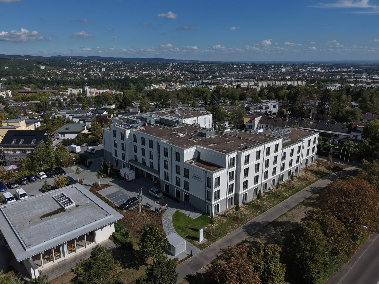 Luftbild des compassio Seniorendomizils Haus Tuzzo in Wiesbaden-Dotzheim, Blick von Süden. Bildquelle: Bennet Harm