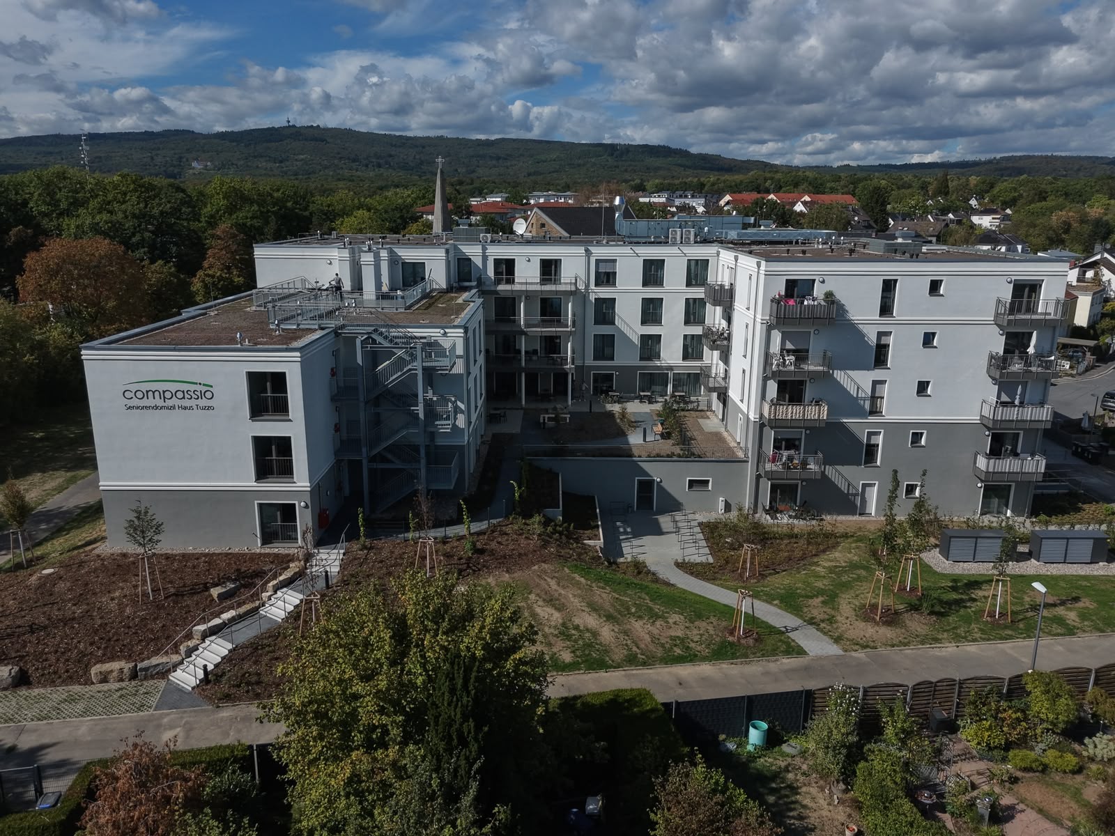 Luftbild des compassio Seniorendomizils Haus Tuzzo in Wiesbaden-Dotzheim, Blick von Nord-Ost, Hessen, ein Projekt der Cureus. Bildquelle: Bennet Harm