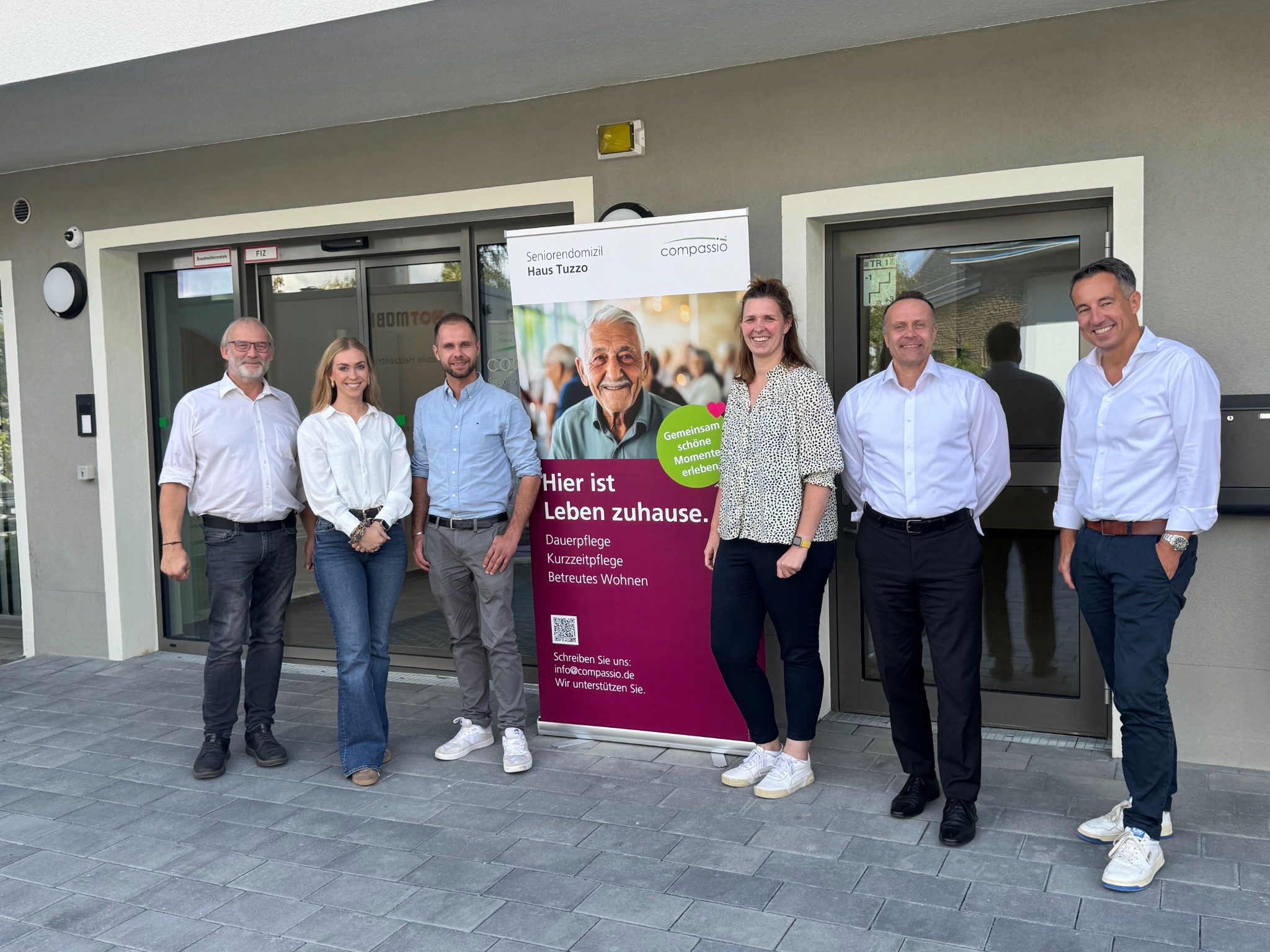 Projektbeteiligte vor dem compassio Seniorendomizil Haus Tuzzo in Wiesbaden-Dotzheim, v.l.n.r.: Oliver Pleiß (Baumanager compassio), Antonia Bonz (Projektleitung Cureus), René Missal (Projektleitung Olaf Joop Projektbau), Charlyn Bräse (Einrichtungsleitung compassio), Marko Schmidt (Leiter Projektentwicklung und Baumanagement compassio), Frank Oberländer (CCO Cureus), Hessen, ein Projekt der Cureus. Bildquelle: Cureus