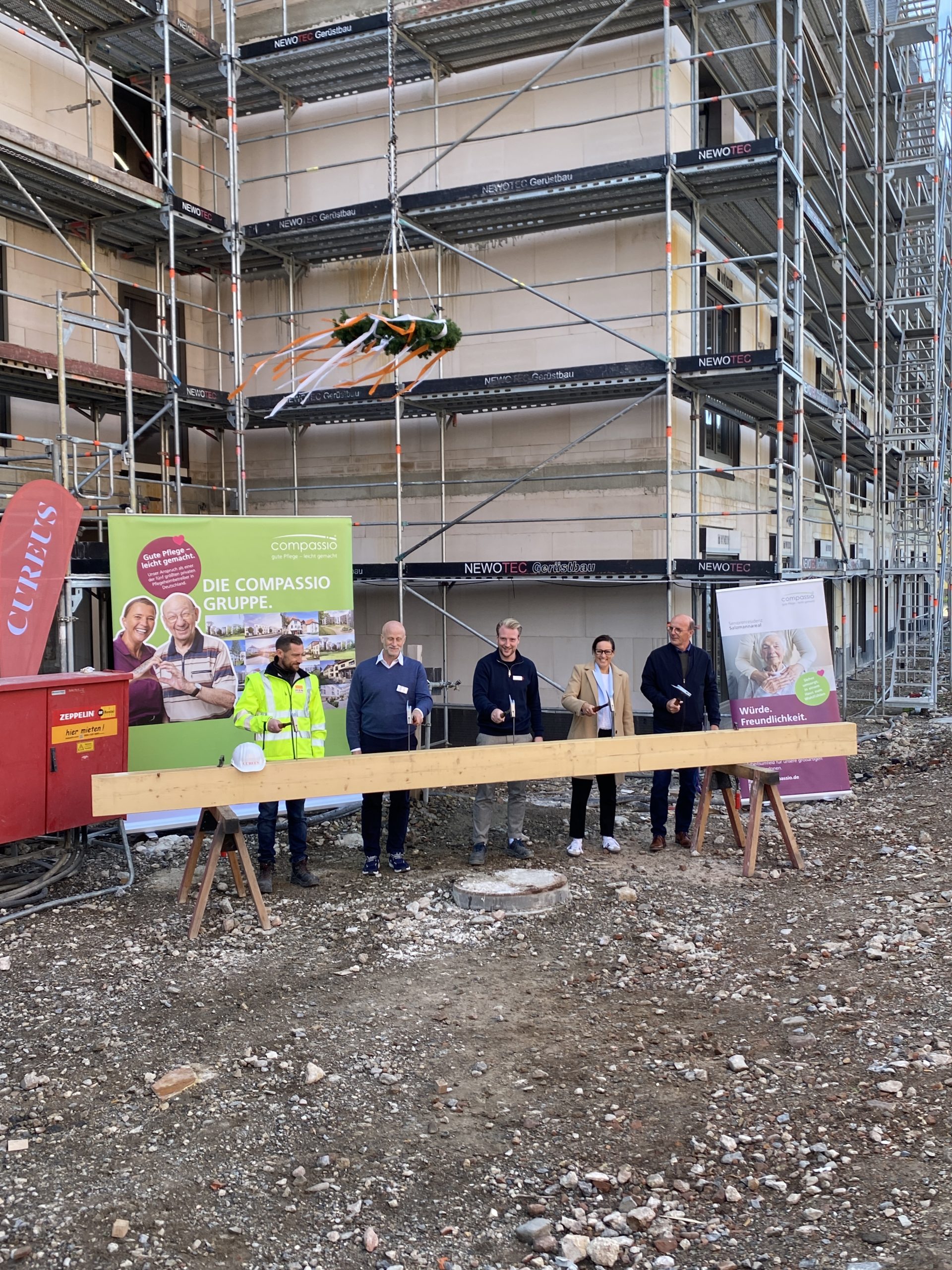 Richtfest compassio Seniorenresidenz Kassel Salmzann-Areal, v.l.n.r.: S. Moskalzow (Oberbauleiter MBN), Florian Frensch (COO compassio), Roman Fabel Hansen (Projektleiter Cureus), Christine Hesse (Stadträtin Kassel), Uwe Frey (Niederlassungsleiter MBN), Hessen, ein Projekt der Cureus Urheber: Christoph Wilhelm