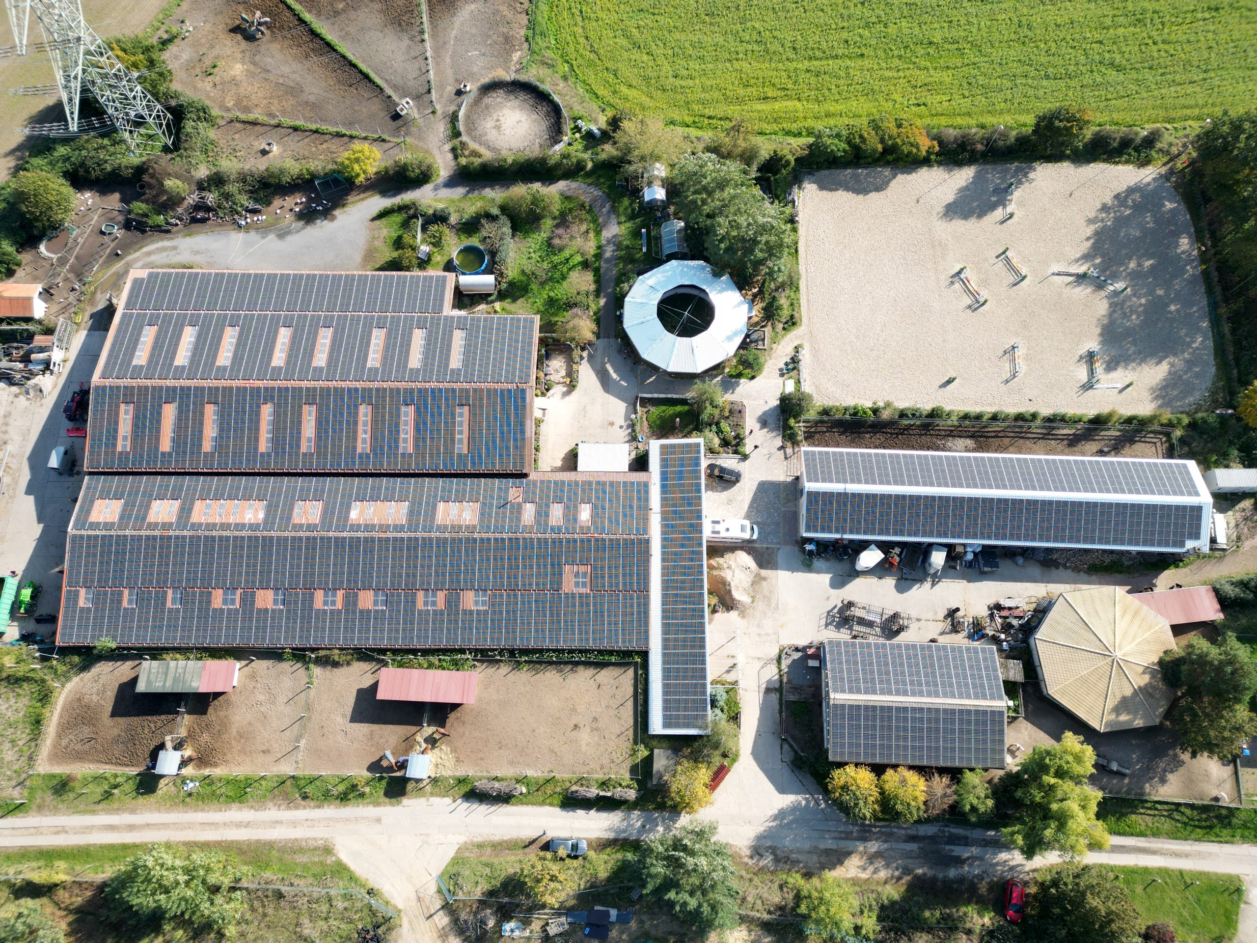 Eine der rund 80 Aufdach-Photovoltaikanlagen aus dem deutschlandweiten Portfolio der Lindhorst Gruppe. Bildquelle: Lindhorst Gruppe