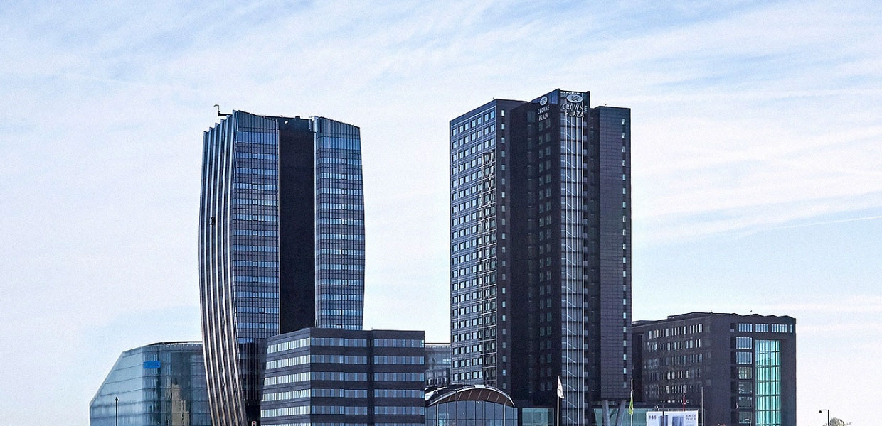 Das Crowne Plaza Hotel in Ørestad, Kopenhagen, aufgenommen aus der Distanz. Moderner Gebäudekomplex mit mehreren Hochhäusern.