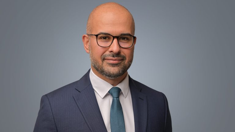 Porträt eines Mannes im Anzug, geschäftsführender Partner der Ypsilon Group in Frankfurt.