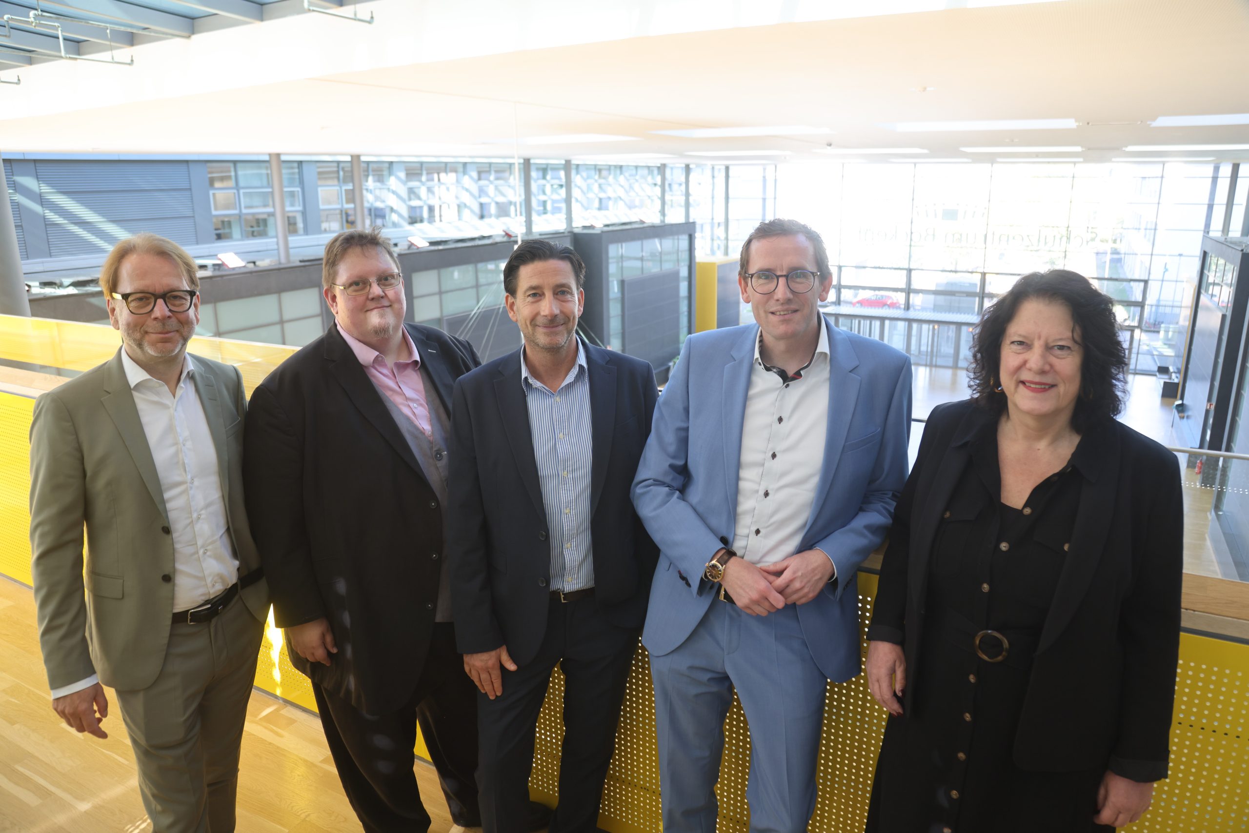 Gruppenfoto mit Stadtrat Wolfgang Siefert, Nils Franke, Oliver Schulz, Torsten Schulz und Stadträtin Sylvia Weber im Lateral Towers Bildungscampus Frankfurt.