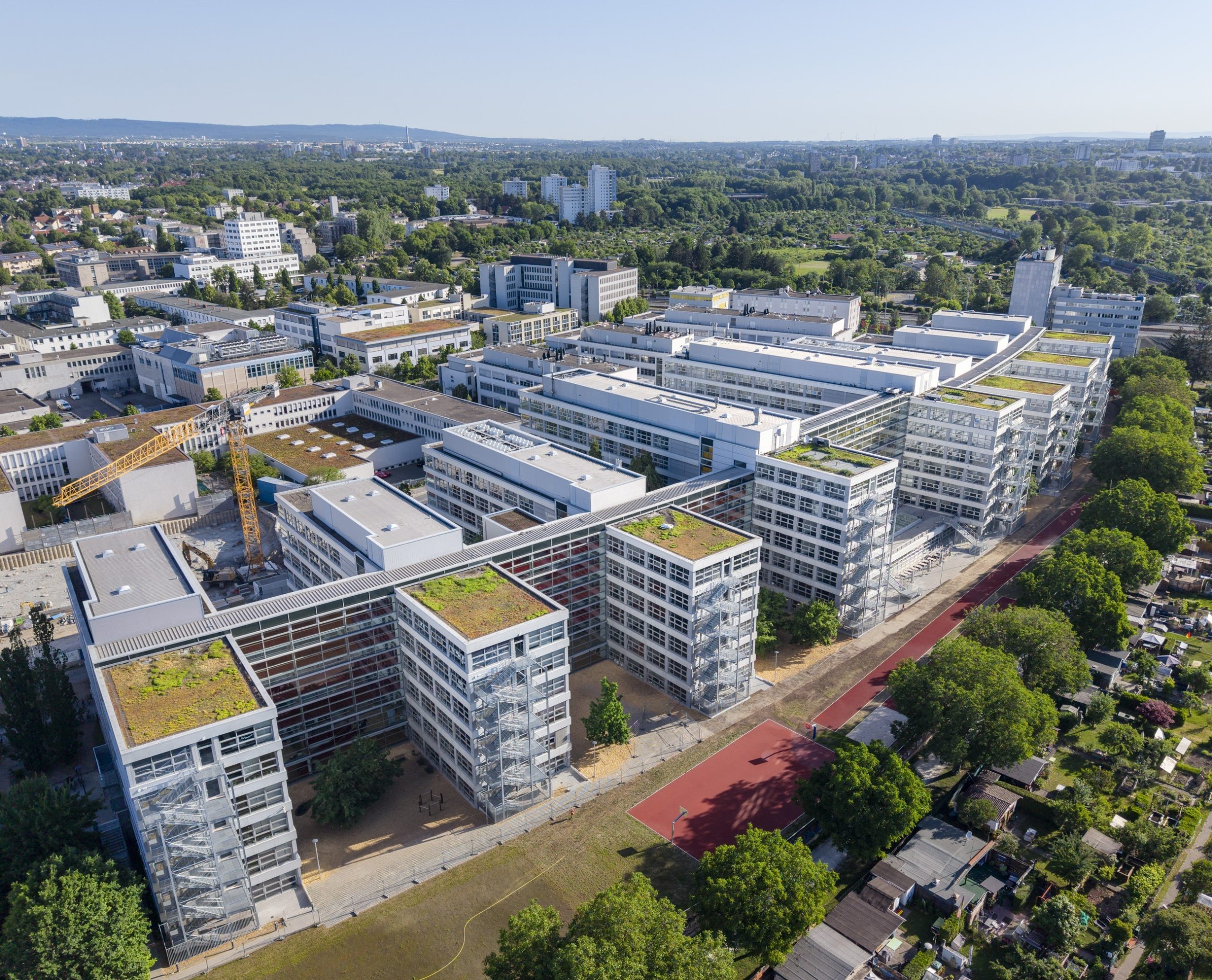 Außenansicht des Lateral Towers Bildungscampus in Frankfurt aus der Vogelperspektive.