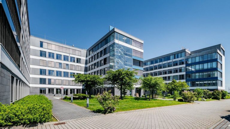Der Bürokomplex Trevista zentral im Helfmann-Park in Eschborn; Copyright: Aroundtown