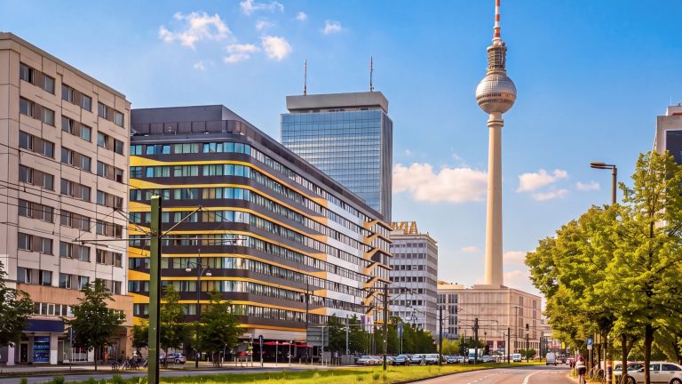 Das Hotel Berlin Alexanderplatz by Leonardo Hotels und das Leonardo Smart Berlin Alexanderplatz; Copyright: © Leonardo Hotels Central Europe