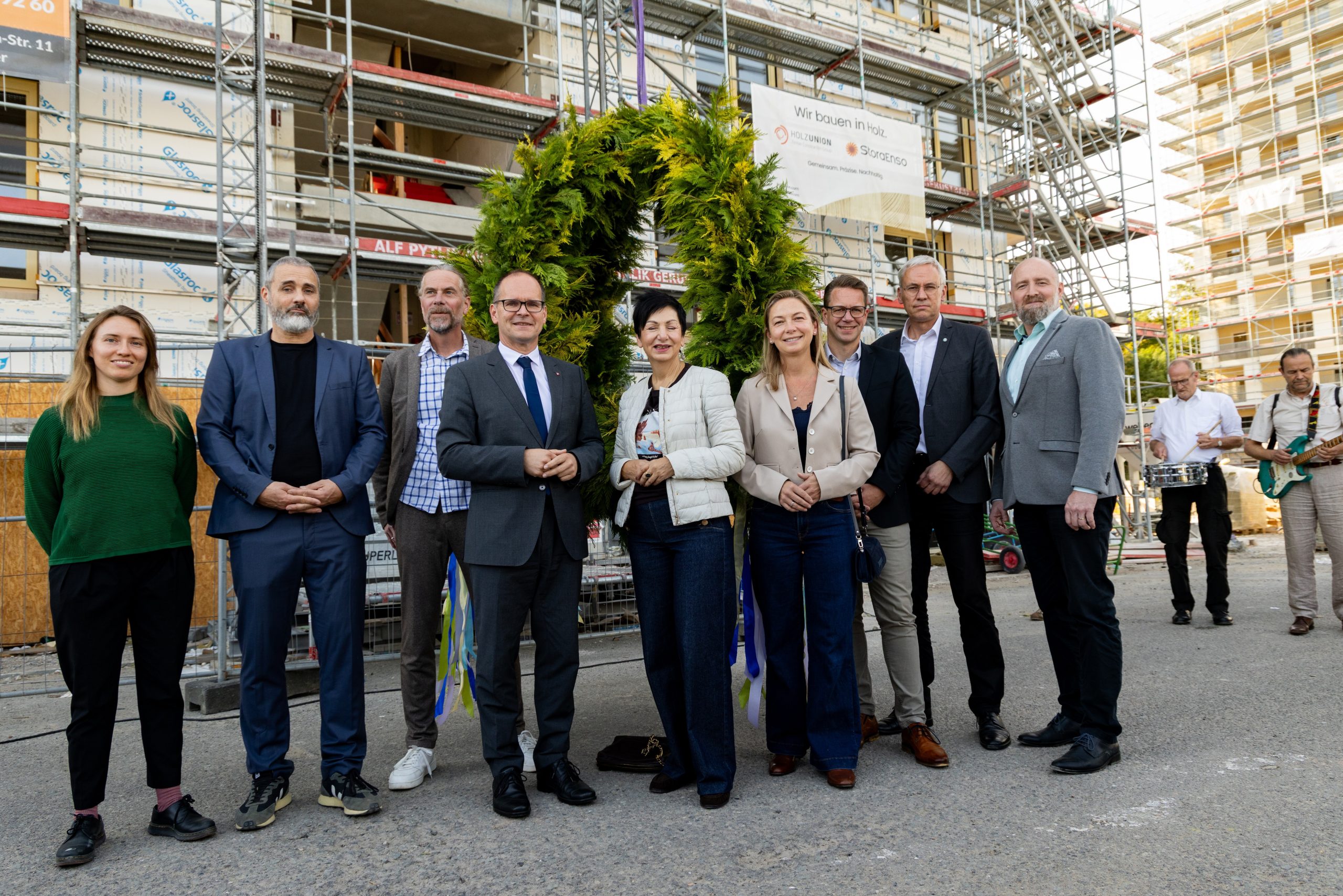 v.l.n.r. Lisa Graf, Projektarchitektin bei Partner und Partner Architektur, Jörg Finkbeiner (BDA), Geschäftsführer Partner und Partner Architektur, Christian Eickhoff, Geschäftsführer der GLS Woodscraper GmbH & Co. KG, Grant Hendrik Tonne, niedersächsischer Minister für Wirtschaft, Verkehr und Bauen, Immacolata Glosemeyer, MdL - Stellv. Vorsitzende der SPD-Landtagsfraktion, Cindy Lutz, MdL – Sprecherin für Wissenschaft, Kultur und Erwachsenenbildung der CDU Fraktion Niedersachsen, Christian Schroeder, forstpolitischer Sprecher der Grünen Landtagsfraktion Niedersachsen, Kai-Uwe Hirschheide, Erster Stadtrat und Stadtbaurat der Stadt Wolfsburg und André Meyer, Leiter des Kompetenzcenters Nachhaltige Immobilien © GLS Bank