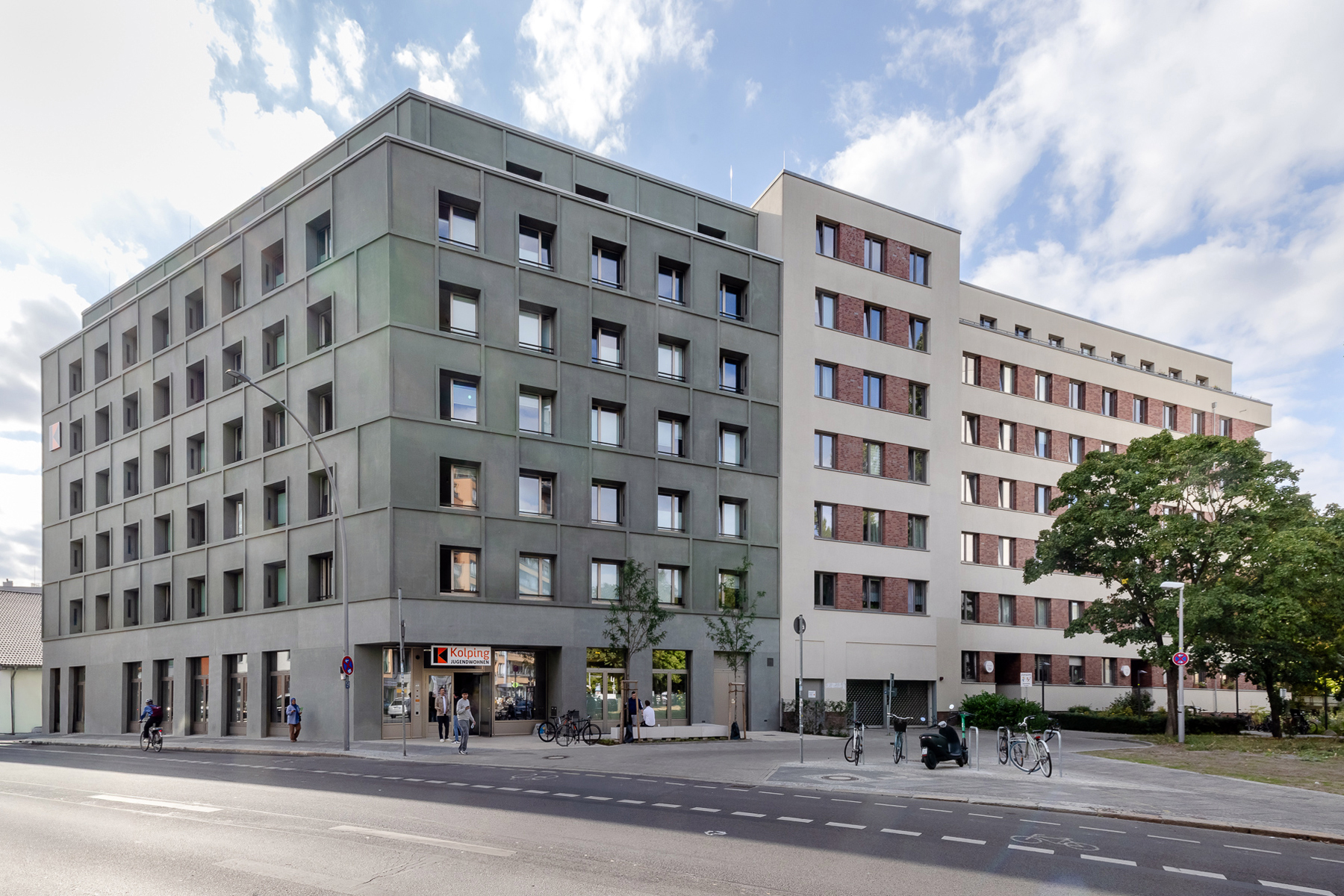 Kolping Jugendwohnen: das neue Haus in der Heinrich-Heine-Straße mit rund 100 Einzelzimmern für junge Auszubildende, Gemeinschaftsräumen und Büros für pädagogische Betreuung © Ines-Grabner