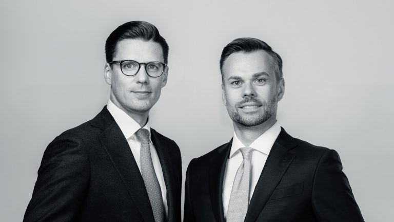 Dr. Christopher Yvo Oertel und Dr. Daniel Landgraf im Anzug, Porträtfoto