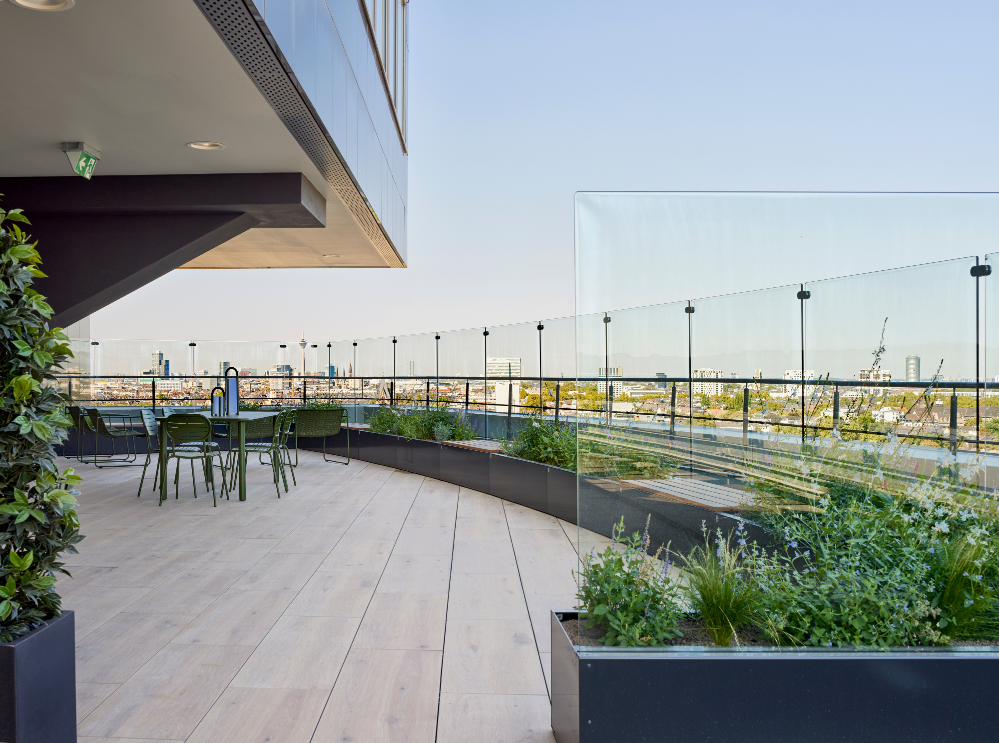 Dachterrasse des DUO Tower mit Blick über Düsseldorf, moderne Glasabtrennung und Sitzbereiche.