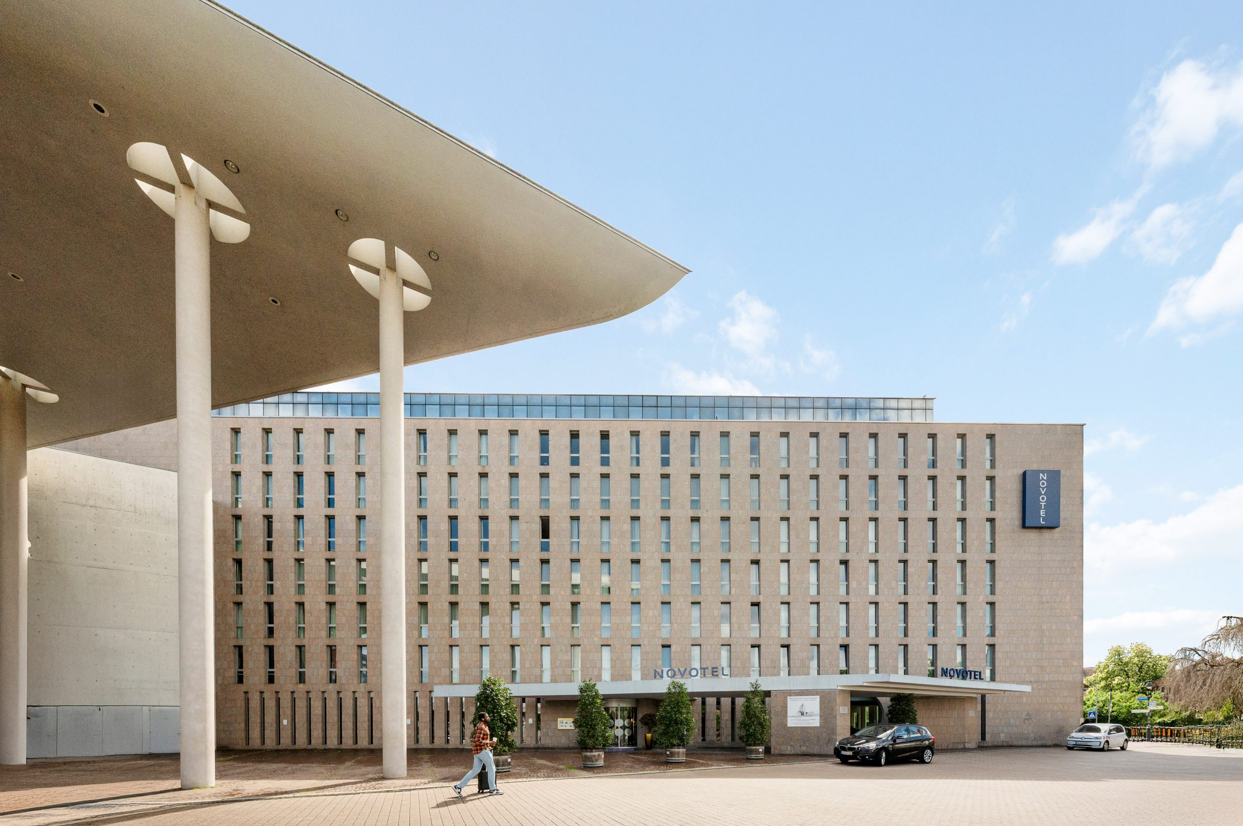 Außenansicht des Novotel Freiburg am Konzerthaus mit modernem Eingangsbereich.