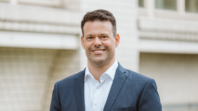 Porträt von Sascha Nöske, CEO der STRATEGIS AG, im Außenbereich.