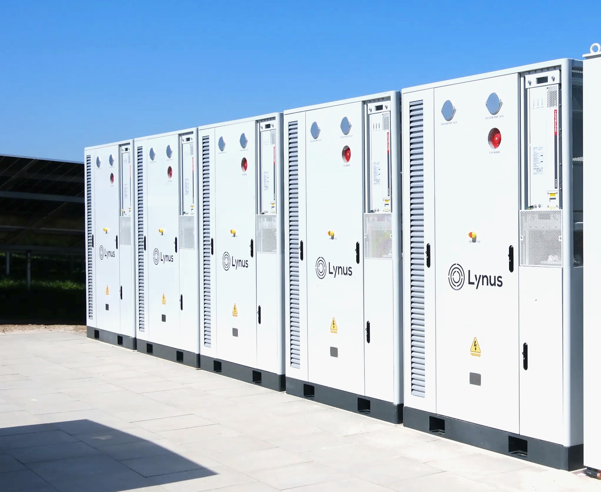 Reihe von Lynus BESS Cube 2.0 Batteriespeichern im Außenbereich des Werks in Dillingen.