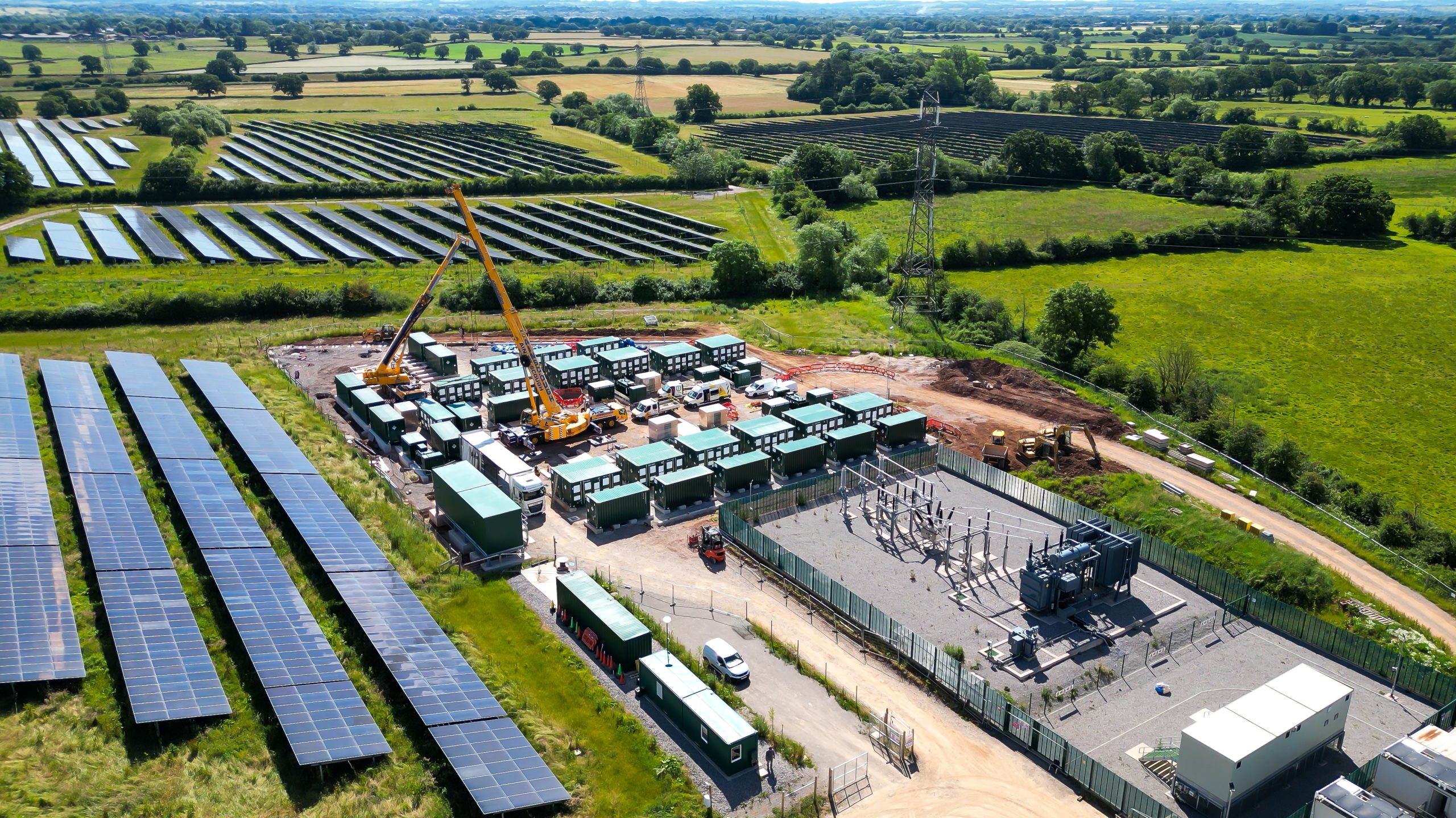 Luftaufnahme des Larks Green BESS mit Solarfeldern und Technikcontainern, aufgenommen während des Aufbaus.