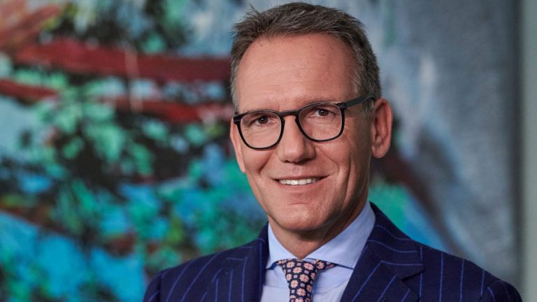 Porträt von Ulrich Höller, Geschäftsführer der ABG Real Estate Group, aufgenommen im Innenraum.