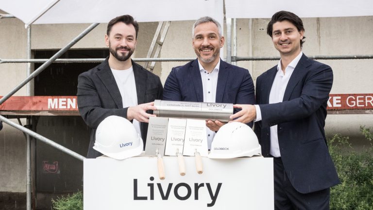 Grundsteinlegung für 124 Mietwohnungen in der Lückstraße 31 in Berlin-Lichtenberg (v.l.n.r.): Dominik Wehrer (Senior Project Manager, Livory), Robert Bölcskei (Niederlassungsleiter Leipzig-Halle, Goldbeck), Manuel Al Hamwi (Head of Development, Livory). Bildquelle: Livory Group / Pascal Rohé