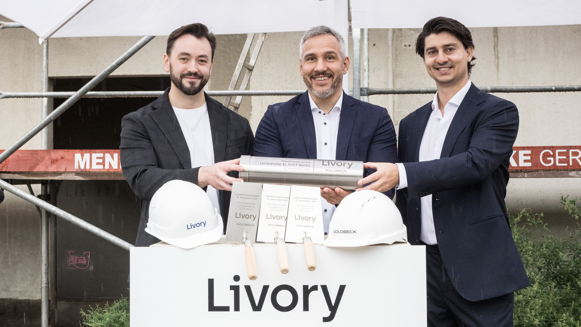 Grundsteinlegung für 124 Mietwohnungen in der Lückstraße 31 in Berlin-Lichtenberg (v.l.n.r.): Dominik Wehrer (Senior Project Manager, Livory), Robert Bölcskei (Niederlassungsleiter Leipzig-Halle, Goldbeck), Manuel Al Hamwi (Head of Development, Livory). Bildquelle: Livory Group / Pascal Rohé