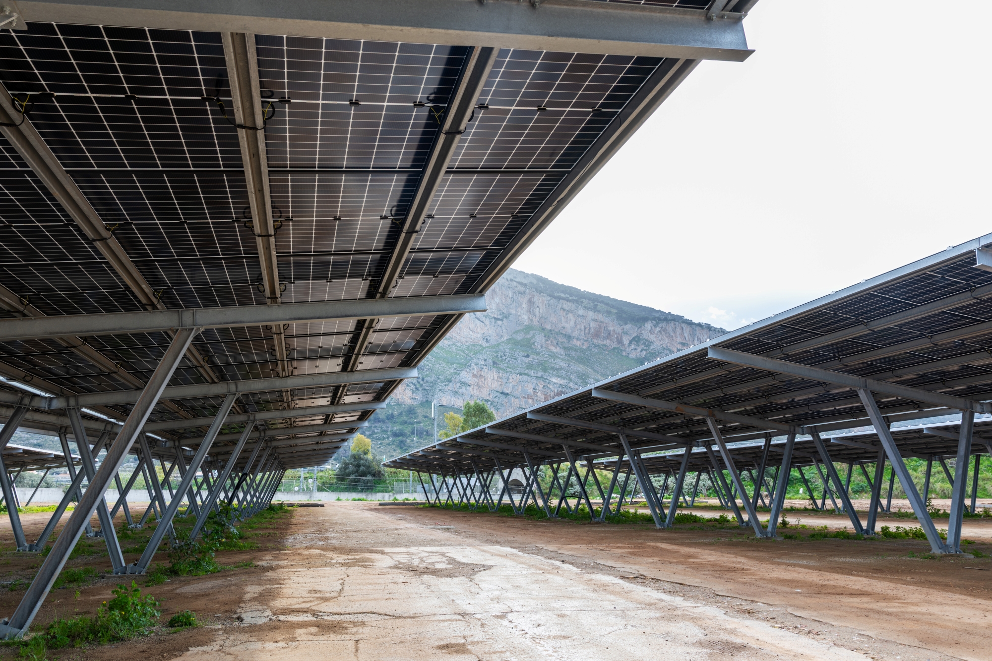 Solar-Carport des Saracen Sands Hotel & Conference Centre in Sizilien zur Stromerzeugung und als Parkplatzüberdachung.